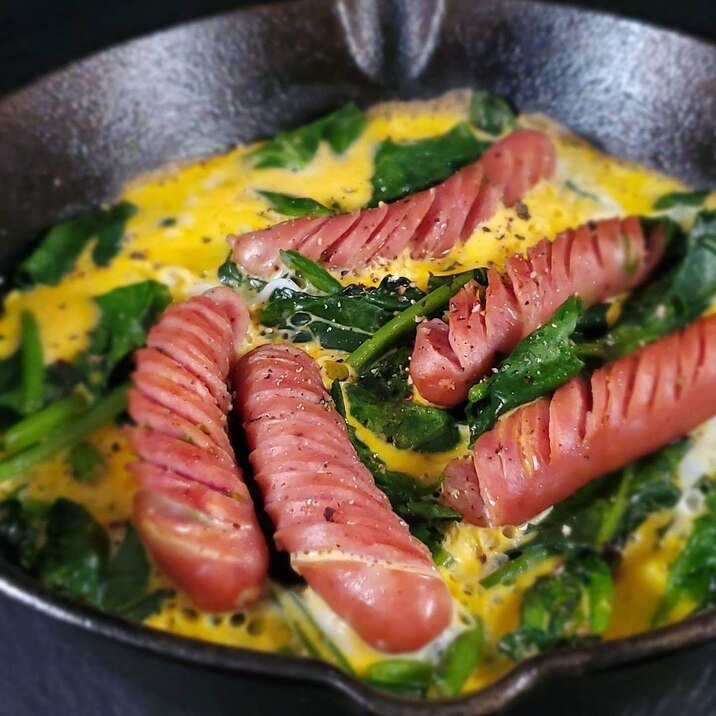 朝食にぴったり!【卵とほうれん草とソーセージ焼き】